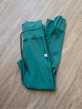 VUORI daily leggings in green size Small